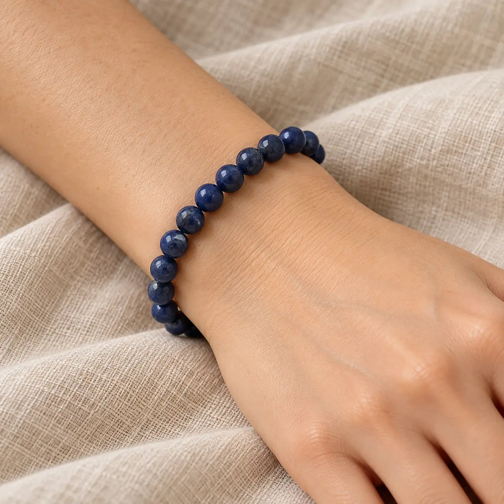 Zapestnica Lapis Lazuli 8mm na belem ozadju