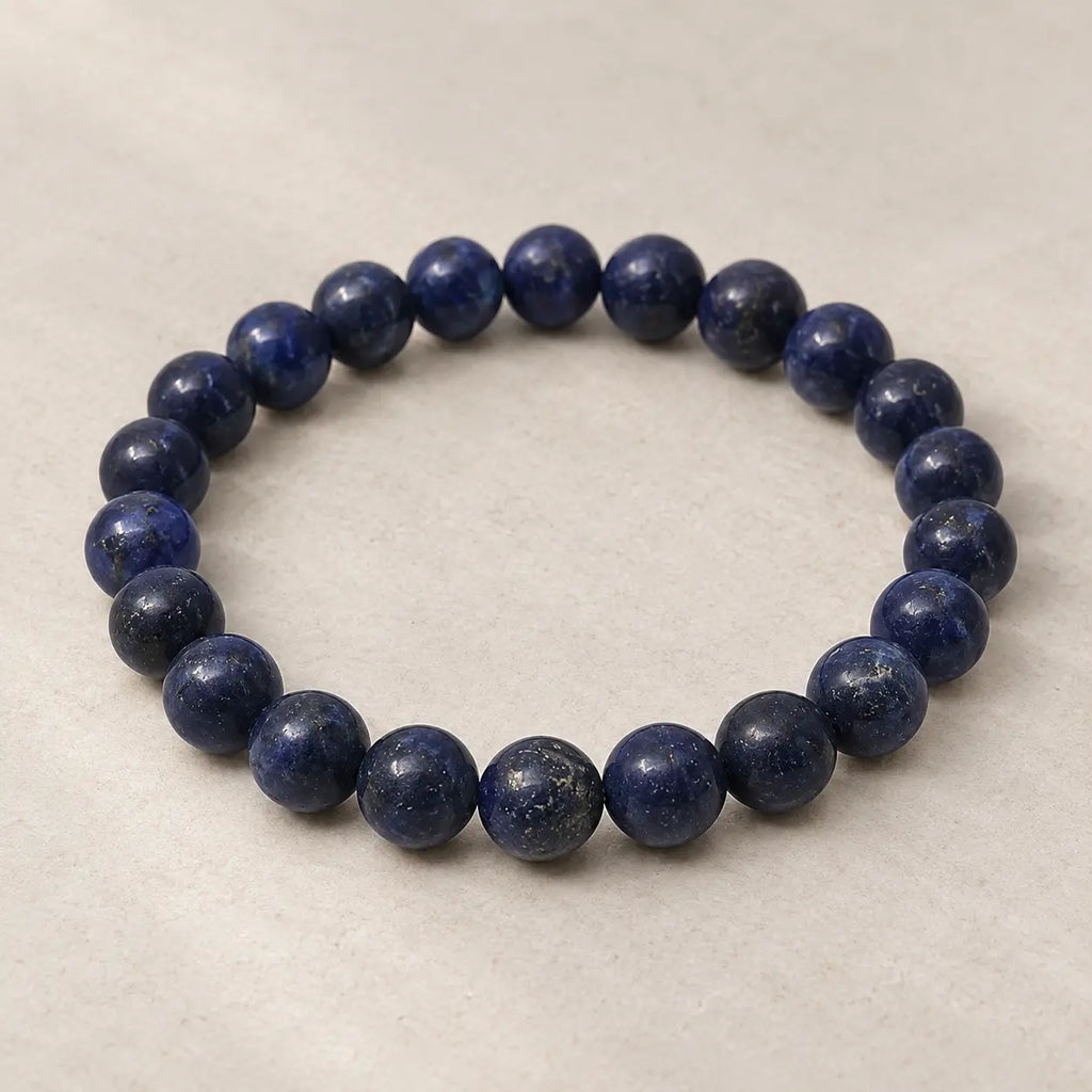Zapestnica Lapis Lazuli 8mm na svetlem ozadju