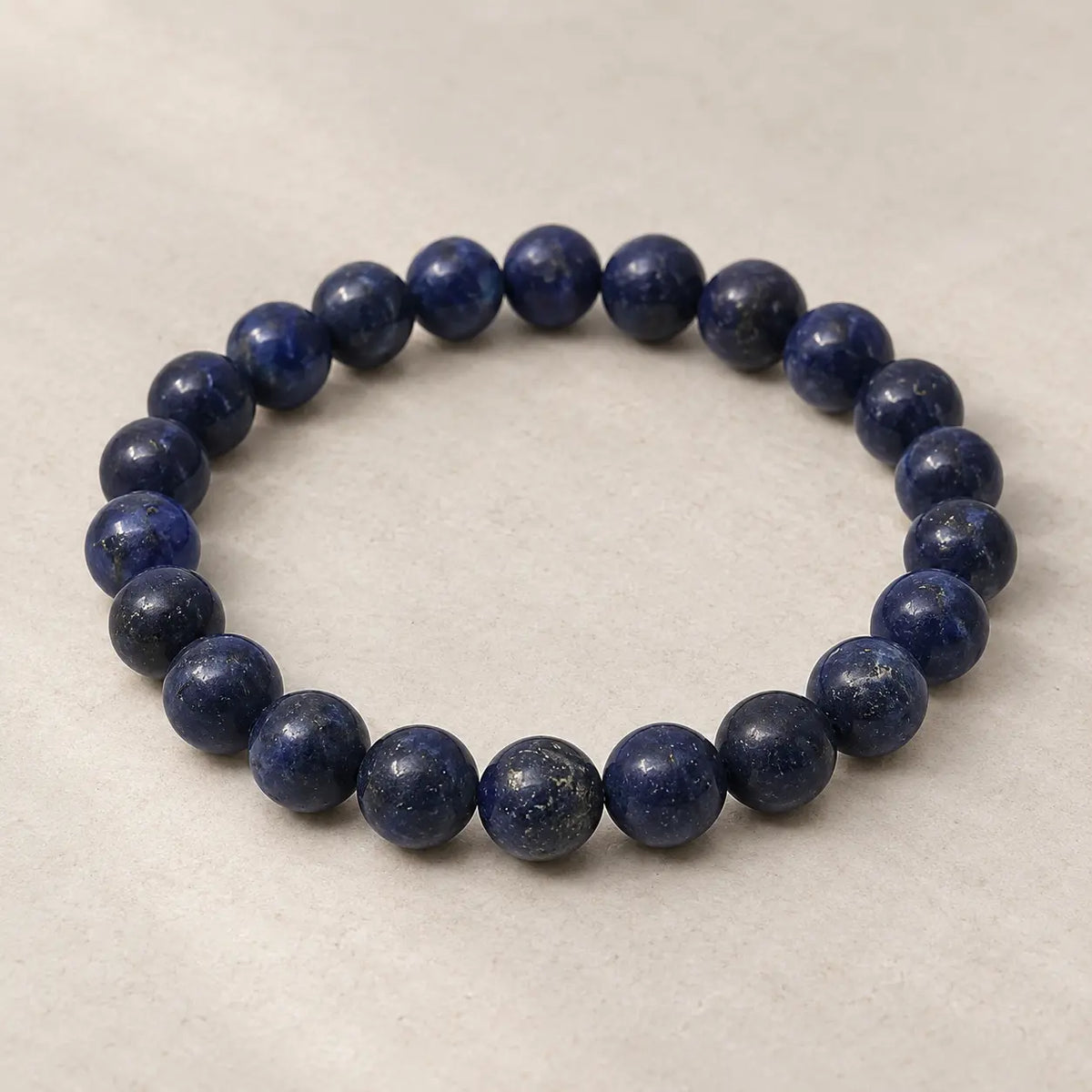 Zapestnica Lapis Lazuli 8mm na svetlem ozadju