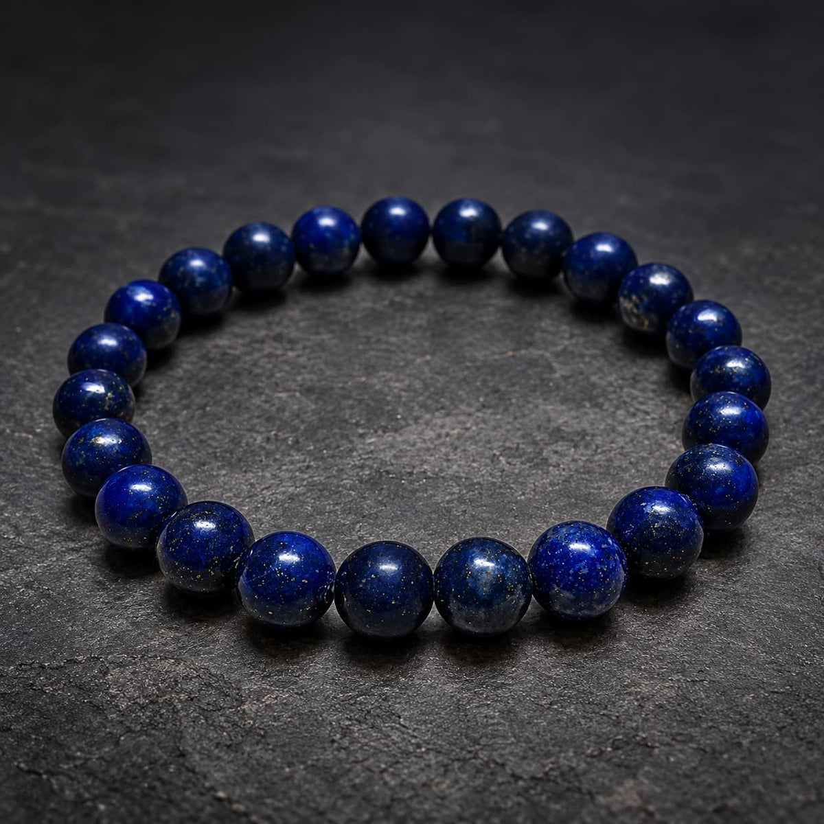 Zapestnica Lapis Lazuli 8mm na svetlem ozadju