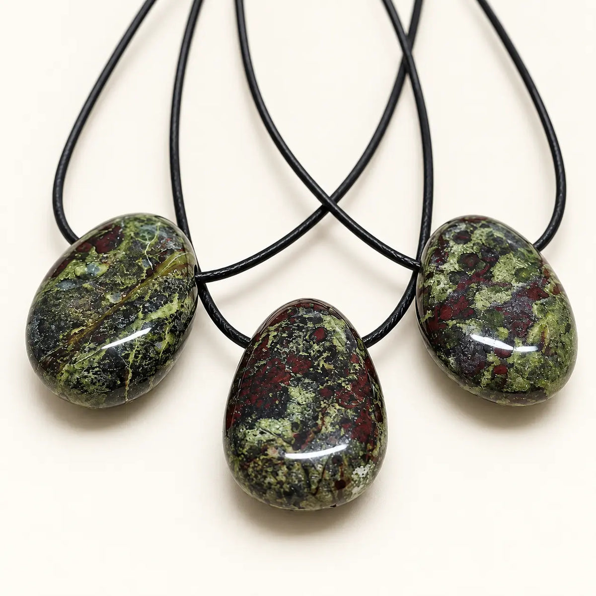 Obesek Zmajev Kamen na vrvici na svetlem ozadju